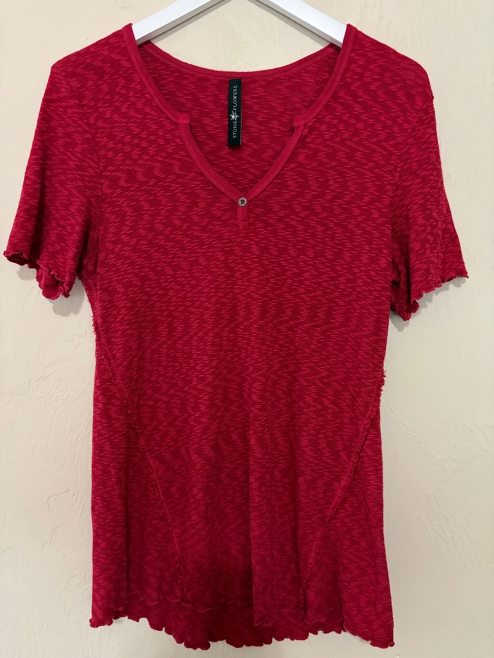 Stone Flowers Heathered Red Short Sleeve V-Neck Top. Excellent Condition!